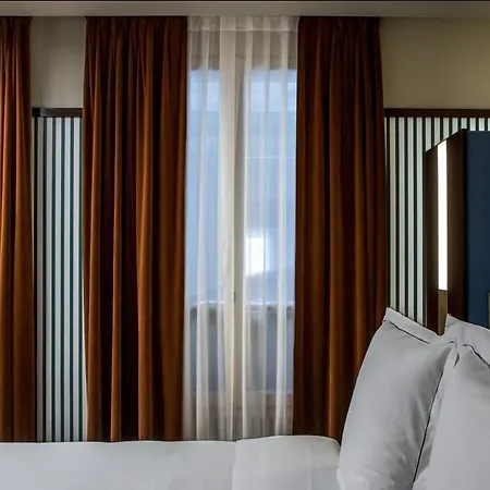 Du Rond-point Des Champs-elysees - Esprit De France 호텔