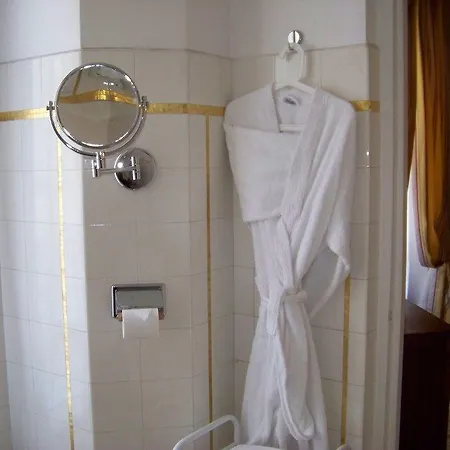 Hotel Du Rond-point Des Champs-elysees - Esprit De France