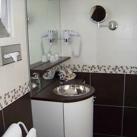 Hotel Du Rond-point Des Champs-elysees - Esprit De France 4*