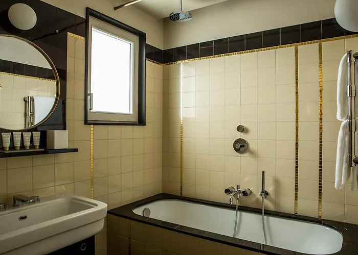 Du Rond-point Des Champs-elysees - Esprit De France 4*