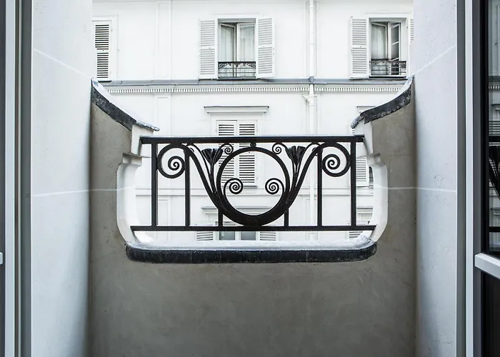 Du Rond-point Des Champs-elysees - Esprit De France