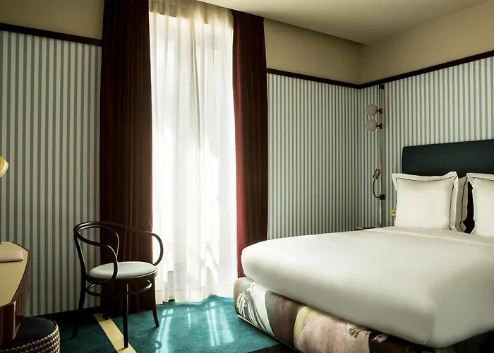 Du Rond-point Des Champs-elysees - Esprit De France