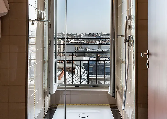 Du Rond-point Des Champs-elysees - Esprit De France