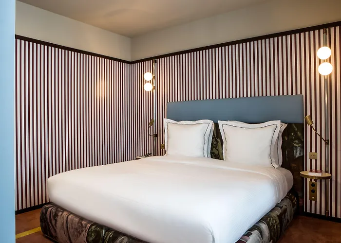 Du Rond-point Des Champs-elysees - Esprit De France