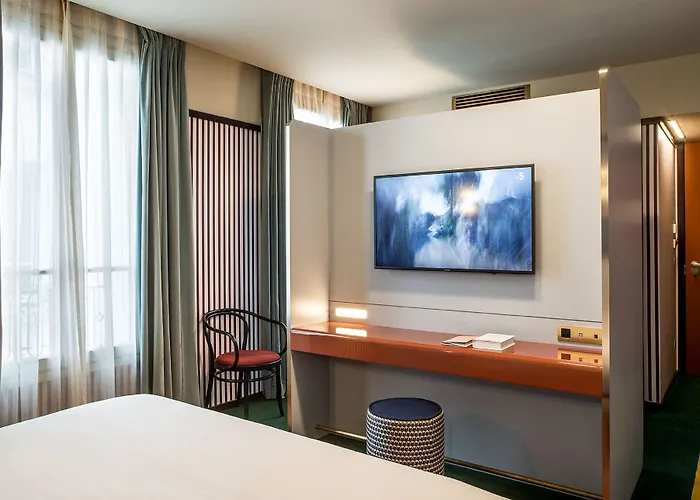 Du Rond-point Des Champs-élysées - Esprit De France Hotel Paris