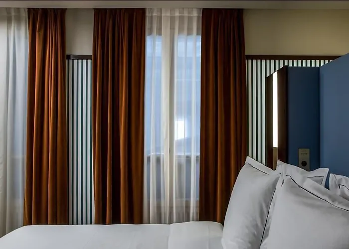 Du Rond-point Des Champs-élysées - Esprit De France Hotel